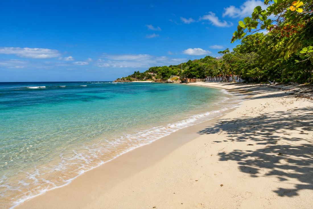 Sable blanc et eau turquoise à Plage Paradis près de Cap-Haïtien